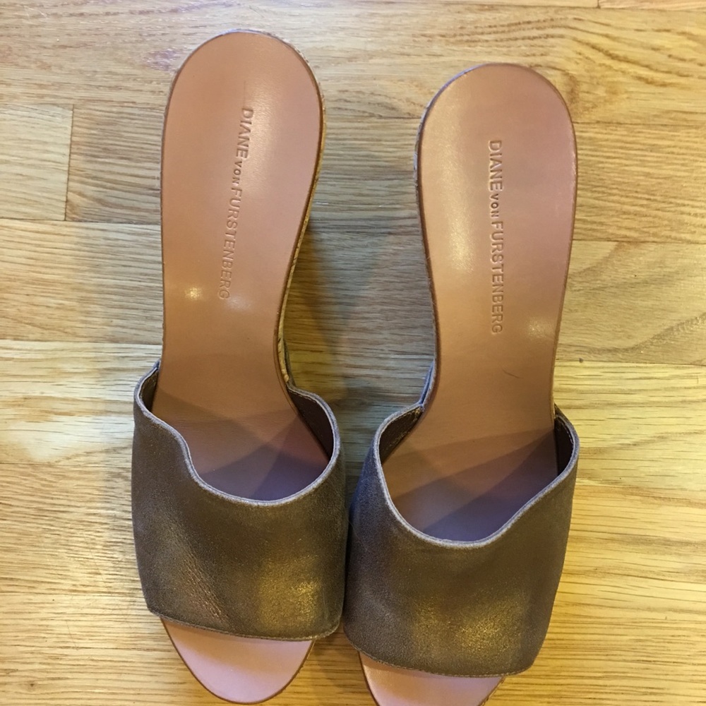 Diane vonFurstenberg Burnished Gold Wedges Size 10